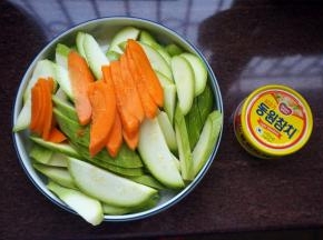 云南小瓜、红萝卜洗净后切片。