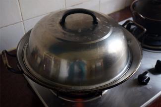 撒入少许清水，翻炒一下，然后盖锅焖煮2分钟左右。