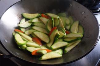 炒至小瓜八成熟时熄火。