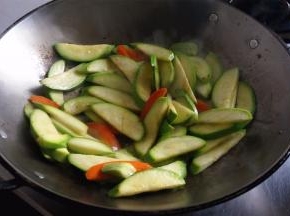 炒至小瓜八成熟时熄火。