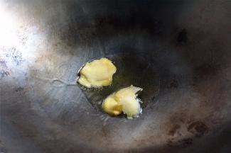 重新起锅，放油，加入姜片爆炒出姜味。