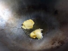 重新起锅，放油，加入姜片爆炒出姜味。