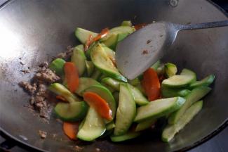 将刚才的小瓜加入，一同翻炒。