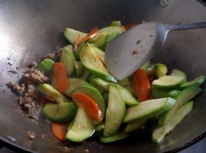 将刚才的小瓜加入，一同翻炒。