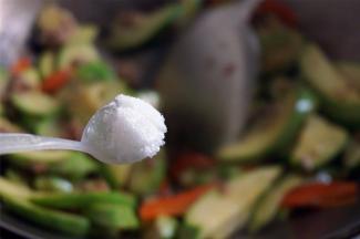 放入3小勺鸡粉，1小勺食盐，1小勺砂糖，炒均匀。