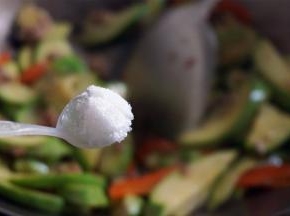 放入3小勺鸡粉，1小勺食盐，1小勺砂糖，炒均匀。