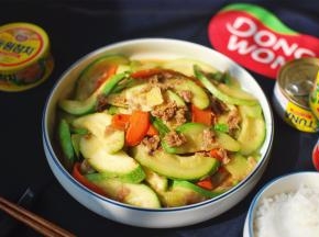 出锅前再淋上适量的包尾油，翻炒半分钟后熄火装碟即可。