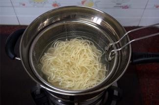 水沸腾后，放入湿面，煮熟后捞起。