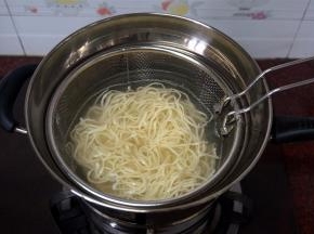 水沸腾后，放入湿面，煮熟后捞起。