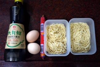 食材，湿面两个（我用的是自制面条，115克一个，冷冻保存，吃的时候取出烹饪即可），鸡蛋2个，火腿肠1条，六月鲜原味酱油。