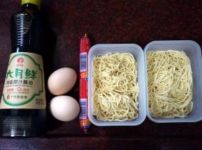食材，湿面两个（我用的是自制面条，115克一个，冷冻保存，吃的时候取出烹饪即可），鸡蛋2个，火腿肠1条，六月鲜原味酱油。