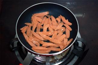 热锅，放入少许食用油、少许酱油，放入切片的火腿肠翻炒2分钟左右，装起。