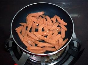 热锅，放入少许食用油、少许酱油，放入切片的火腿肠翻炒2分钟左右，装起。