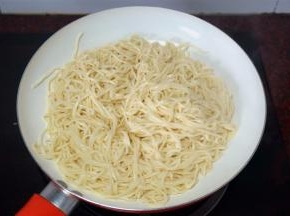 重新起锅，放入1大匙食用油，油热后放入煮好的湿面，加入1小勺鸡粉，1小勺食盐，1小勺砂糖，翻炒片刻。