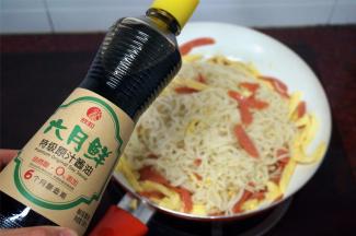 熄火，按个人口味淋上适量的六月鲜原汁酱油，以及1大匙芝麻油，捞面。