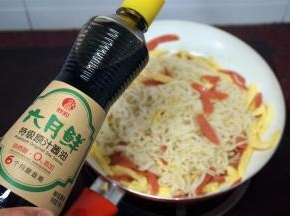 熄火，按个人口味淋上适量的六月鲜原汁酱油，以及1大匙芝麻油，捞面。