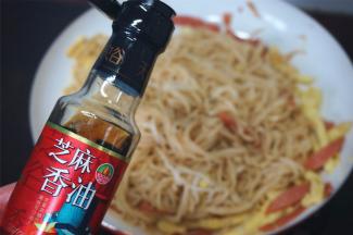 将捞好的面条装盘。