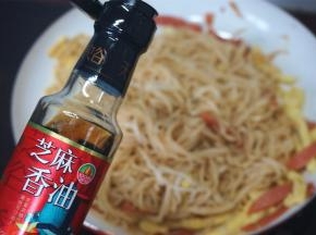 将捞好的面条装盘。