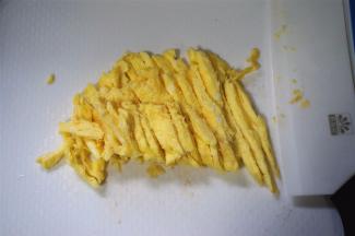 鸡蛋两个打散，加入半蛋壳清水，1小勺食盐，拌均。煎熟后切丝备用。