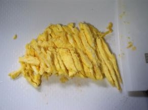 鸡蛋两个打散，加入半蛋壳清水，1小勺食盐，拌均。煎熟后切丝备用。