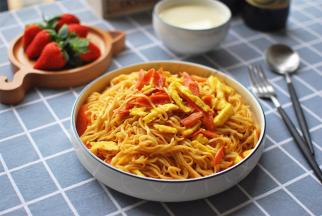 搭配豆浆和水果，开启早餐。