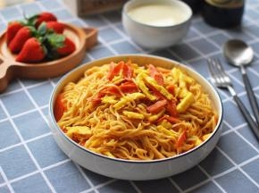 搭配豆浆和水果，开启早餐。