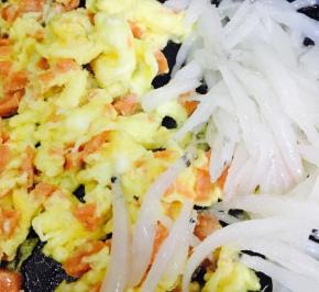 热锅倒油，倒入蛋液，炒熟，铲碎，然后加入银鱼