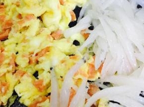 热锅倒油，倒入蛋液，炒熟，铲碎，然后加入银鱼