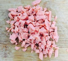 火腿肠切碎备用
