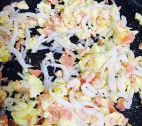 加入少许盐、鸡精，轻轻翻炒均匀