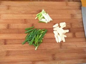 葱蒜切下。