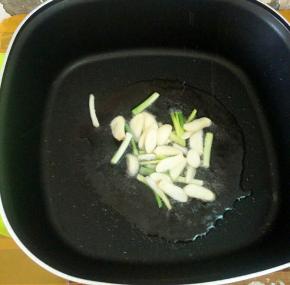 热锅凉油，下葱蒜小火煸香。