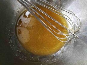 转化糖浆入盆，用蛋抽划圈搅拌之出现小气泡