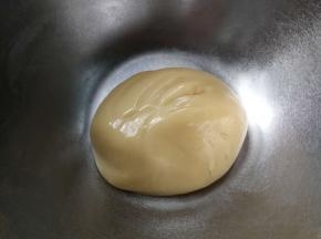 用刮刀拌匀，加盖保鲜膜松弛半小时以上