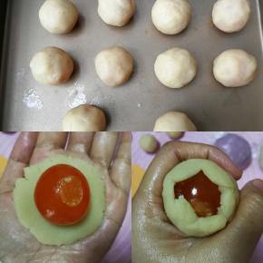 松弛饼皮的时间来准备馅料，每个馅料取莲蓉20g包入咸蛋黄（每个15g左右），虎口收圆，依次做好12个
