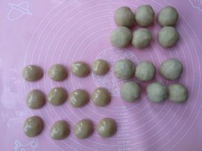 饼皮松弛好之后，分成12份，每份15g