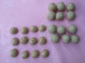 饼皮松弛好之后，分成12份，每份15g