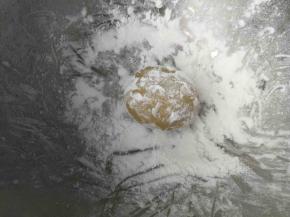 做好的月饼坯团成椭圆形放入玉米淀粉里面滚一圈，然后拍去多余淀粉