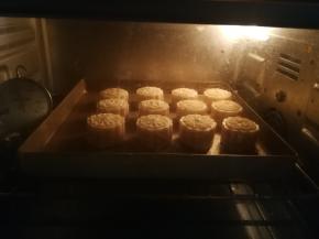 烤箱180度预热10分钟，然后将烤盘送入烤箱烘烤，175度上下火中层烤8分钟