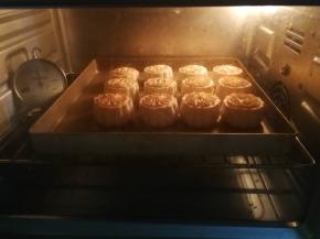 刷过蛋黄液后，继续进炉烘烤，175度继续烤12分钟