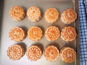 出炉！刚出炉的月饼很软，要等月饼晾凉再移动！