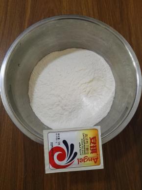 1、原料：面粉、酵母粉。