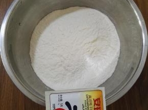 1、原料：面粉、酵母粉。