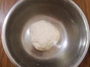 2、酵母粉与清水混合均匀，加入面粉中，揉成柔软的面团，用保鲜膜盖好饧发30分钟。