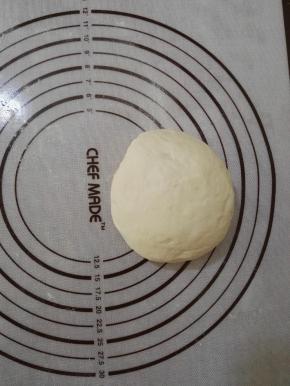 3、饧好的面团，移到揉面垫上揉搓排气。