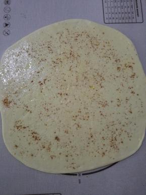5、抹上食用油，撒上盐和花椒粉。