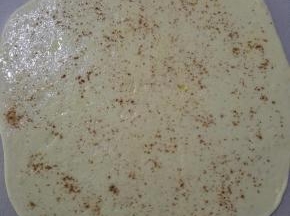 5、抹上食用油，撒上盐和花椒粉。
