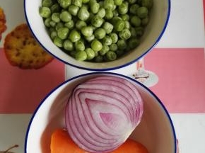 1、原料:豌豆、洋葱、胡萝卜。