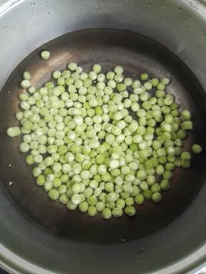 2、碗中烧开水，豌豆焯水，捞出过凉水晾凉。