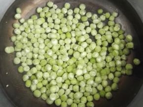 2、碗中烧开水，豌豆焯水，捞出过凉水晾凉。